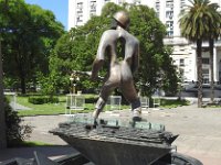 098 DSCN6393  RzeÅºba przed budynkiem Ministerstwa Obrony.