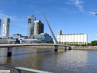 106 DSCN6423  Puente de la Mujer, czyli most kobiet do uÅ¼ytku pieszego wzniesiony w latach 1998-2001, Pylon jest wysoki na 35 metrÃ³w i pochylony pod kÄ
tem 38,8 stopni w stosunku do kÅadki, ktÃ³rej dÅugoÅÄ wynosi 70 metrÃ³w. Podtrzymuje jÄ
 19 lin.