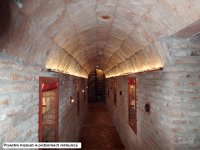 136 PC050634  Prywatne muzeum w podziemiach restauracji.