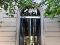 048 DSCN3046  WejÅcie do jednego z ministerstw zwieÅczone motywami herbu Chile â kondorem i huemalem trzymajÄ
cymi tarczÄ herbowÄ
.