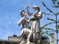 060 DSCN3107  Wyzwoliciel Ameryki PoÅudniowej Simon Bolivar (1783-1830) daje wolnoÅÄ rdzennej ludnoÅci - symboliczny monument odsÅoniÄty w roku 1836.