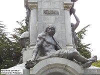 068 DSCN4561  Na cokole pomnika â mieszkaniec Patagoni.