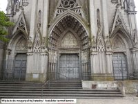 018 DSCN5762  Park Prado, wejÅcie do neogotyckiego koÅcioÅa karmelitanÃ³w z 1954 roku, pod wezwaniem Matki BoÅ¼ej z gÃ³ry Carmel i Åw. Teresy z Lisieux.