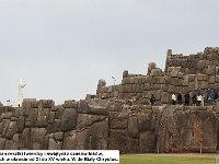 004 DSCN1539  Saksaywaman resztki twierdzy i ÅwiÄ
tyni z czasÃ³w InkÃ³w, wzniesionych w okresie od XI do XV wieku. W tle BiaÅy Chrystus.