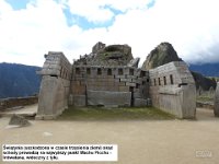 143 DSCN2383  ÅwiÄ
tynia (uszkodzona w czasie trzÄsienia ziemi) skÄ
d schody prowadzÄ
 na najwyÅ¼szy punkt Machu Picchu - Intiwatana, widoczny z tyÅu.